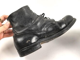 Paar unbenagelte Halbschuhe ohne Markierung. Ungereinigt, Sohlenlänge 28cm