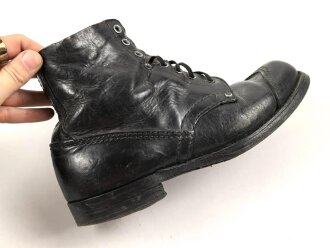Paar unbenagelte Halbschuhe ohne Markierung. Ungereinigt, Sohlenlänge 28cm