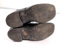 Paar unbenagelte Halbschuhe ohne Markierung. Ungereinigt, Sohlenlänge 28cm