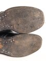 Paar unbenagelte Halbschuhe ohne Markierung. Ungereinigt, Sohlenlänge 28cm