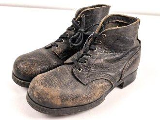 Paar benagelte Halbschuhe ohne Markierung. Ungereinigt, Sohlenlänge 30cm