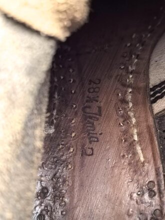 Paar benagelte Halbschuhe ohne Markierung. Ungereinigt, Sohlenlänge 30cm