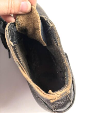 Paar benagelte Halbschuhe ohne Markierung. Ungereinigt, Sohlenlänge 30cm