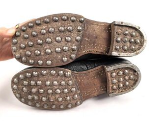 Paar benagelte Halbschuhe ohne Markierung. Ungereinigt, Sohlenlänge 30cm