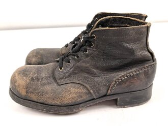 Paar benagelte Halbschuhe ohne Markierung. Ungereinigt,...