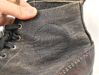 Paar benagelte Halbschuhe ohne Markierung. Ungereinigt, Sohlenlänge 30cm