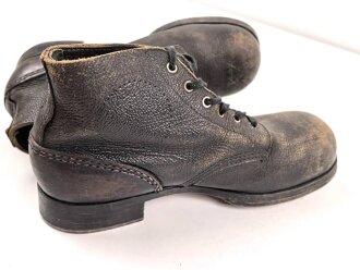 Paar benagelte Halbschuhe ohne Markierung. Ungereinigt, Sohlenlänge 30cm