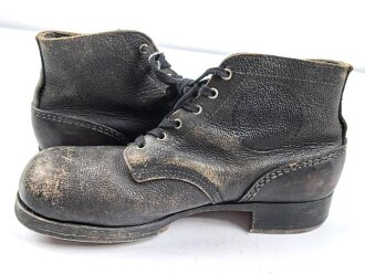 Paar benagelte Halbschuhe ohne Markierung. Ungereinigt, Sohlenlänge 30cm