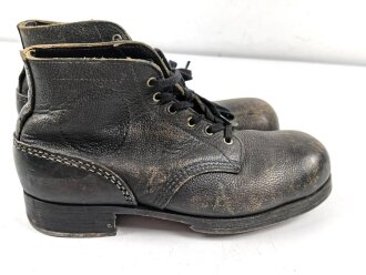 Paar benagelte Halbschuhe ohne Markierung. Ungereinigt, Sohlenlänge 30cm