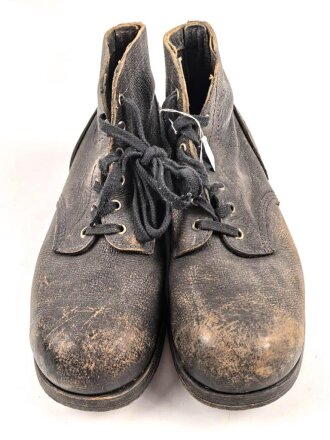 Paar benagelte Halbschuhe ohne Markierung. Ungereinigt, Sohlenlänge 30cm