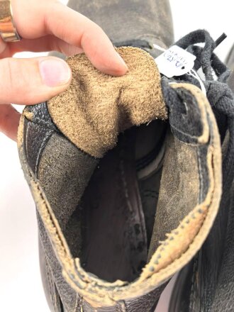 Paar benagelte Halbschuhe ohne Markierung. Ungereinigt, Sohlenlänge 30cm