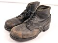 Paar benagelte Halbschuhe ohne Markierung. Ungereinigt, Sohlenlänge 30cm