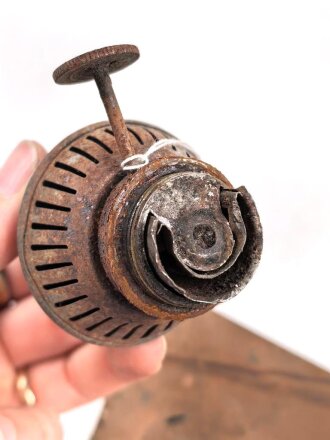 Petroleumbrenner mit 0,6 Liter Tank. Nummeriert, zum Einschieben und fixieren . Grundflächenmaße etwa 12 x 13,5cm. Funktion nicht geprüft