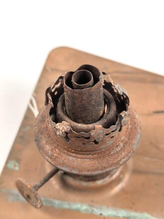 Petroleumbrenner mit 0,6 Liter Tank. Nummeriert, zum Einschieben und fixieren . Grundflächenmaße etwa 12 x 13,5cm. Funktion nicht geprüft