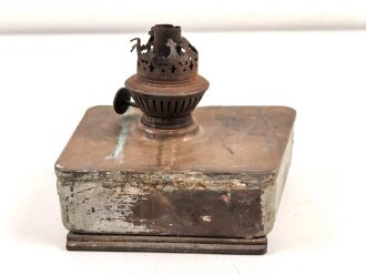 Petroleumbrenner mit 0,6 Liter Tank. Nummeriert, zum Einschieben und fixieren . Grundflächenmaße etwa 12 x 13,5cm. Funktion nicht geprüft