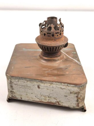 Petroleumbrenner mit 0,6 Liter Tank. Nummeriert, zum Einschieben und fixieren . Grundflächenmaße etwa 12 x 13,5cm. Funktion nicht geprüft