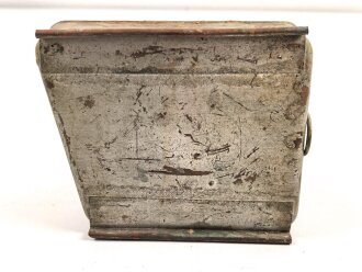 Petroleumbrenner mit 0,6 Liter Tank. Nummeriert, zum Einschieben und fixieren . Grundflächenmaße etwa 12 x 13,5cm. Funktion nicht geprüft