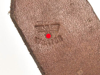 Trageriemen / Verbindungsriemen  Wehrmacht, ungeschwärztes Leder Breite 2,4cm, Gesamtlänge 64cm