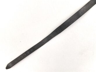 Schnallriemen  Wehrmacht, geschwärztes Leder Breite 2,5cm, Gesamtlänge 91cm, Kammerstück