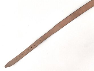 Schnallriemen  Wehrmacht, geschwärztes Leder Breite 2,5cm, Gesamtlänge 91cm, Kammerstück