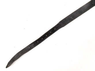 Schnallriemen  Wehrmacht, geschwärztes Leder Breite 2,5cm, Gesamtlänge 88cm, Kammerstück