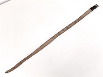 Schnallriemen  Wehrmacht, geschwärztes Leder Breite 2,5cm, Gesamtlänge 88cm, Kammerstück