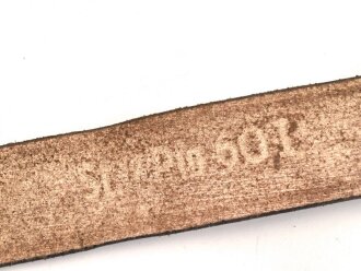 Schnallriemen  Wehrmacht, geschwärztes Leder Breite 2,5cm, Gesamtlänge 88cm, Kammerstück