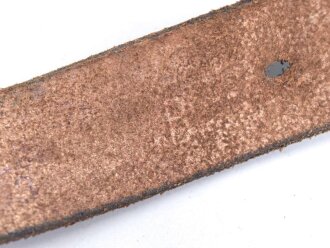 Schnallriemen  Wehrmacht, geschwärztes Leder Breite 2,5cm, Gesamtlänge 88cm, Kammerstück