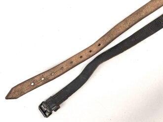 Schnallriemen  Wehrmacht, geschwärztes Leder Breite knapp 2cm, Gesamtlänge 150cm