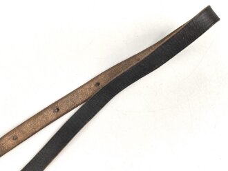 Schnallriemen  Wehrmacht, geschwärztes Leder Breite knapp 2cm, Gesamtlänge 150cm