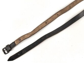 Schnallriemen  Wehrmacht, geschwärztes Leder Breite knapp 2cm, Gesamtlänge 150cm