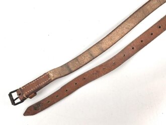 Schnallriemen  Wehrmacht, ungeschwärztes Leder Breite knapp 2cm, Gesamtlänge 146cm, datiert 1940