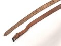 Schnallriemen  Wehrmacht, ungeschwärztes Leder Breite knapp 2cm, Gesamtlänge 146cm, datiert 1940