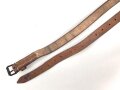 Schnallriemen  Wehrmacht, ungeschwärztes Leder Breite knapp 2cm, Gesamtlänge 146cm, datiert 1940