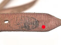 Schnallriemen  Wehrmacht, ungeschwärztes Leder Breite knapp 2cm, Gesamtlänge 146cm, datiert 1940