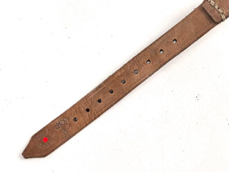 Schnallriemen  Wehrmacht, ungeschwärztes Leder Breite knapp 2cm, Gesamtlänge 31cm, datiert 1944