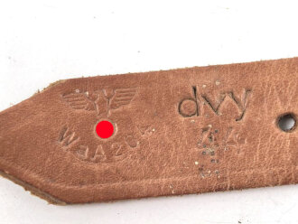 Schnallriemen  Wehrmacht, ungeschwärztes Leder Breite knapp 2cm, Gesamtlänge 31cm, datiert 1944