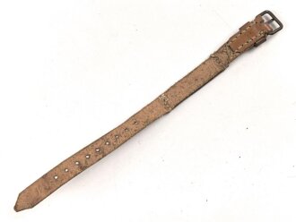 Schnallriemen  Wehrmacht, ungeschwärztes Leder Breite knapp 2cm, Gesamtlänge 31cm, datiert 1944