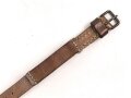 Schnallriemen  Wehrmacht, ungeschwärztes Leder Breite knapp 2cm, Gesamtlänge 31cm, datiert 1944
