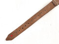 Schnallriemen  Wehrmacht, ungeschwärztes Leder Breite knapp 2cm, Gesamtlänge 31cm, datiert 1944
