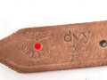 Schnallriemen  Wehrmacht, ungeschwärztes Leder Breite knapp 2cm, Gesamtlänge 31cm, datiert 1944