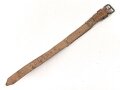 Schnallriemen  Wehrmacht, ungeschwärztes Leder Breite knapp 2cm, Gesamtlänge 31cm, datiert 1944