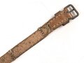 Schnallriemen  Wehrmacht, ungeschwärztes Leder Breite knapp 2cm, Gesamtlänge 31cm, datiert 1944
