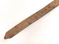 Schnallriemen  Wehrmacht, ungeschwärztes Leder Breite knapp 2cm, Gesamtlänge 31cm, datiert 1944