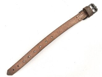 Schnallriemen  Wehrmacht, ungeschwärztes Leder Breite knapp 2cm, Gesamtlänge 29cm, datiert 1937