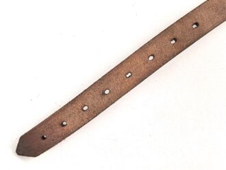 Schnallriemen  Wehrmacht, ungeschwärztes Leder Breite knapp 2cm, Gesamtlänge 29cm, datiert 1937