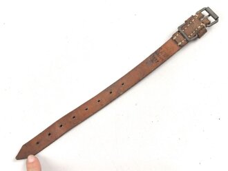 Schnallriemen  Wehrmacht, ungeschwärztes Leder Breite knapp 2cm, Gesamtlänge 29cm, datiert 1937