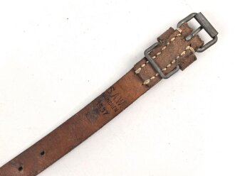 Schnallriemen  Wehrmacht, ungeschwärztes Leder Breite knapp 2cm, Gesamtlänge 29cm, datiert 1937