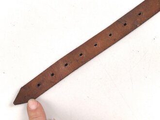 Schnallriemen  Wehrmacht, ungeschwärztes Leder Breite knapp 2cm, Gesamtlänge 29cm, datiert 1937