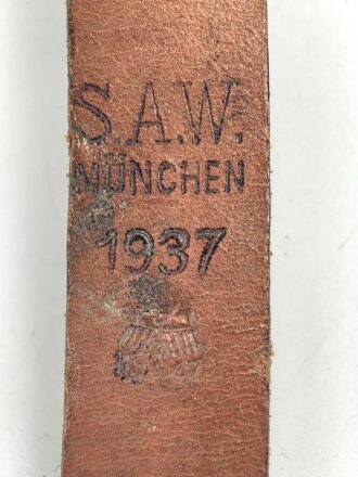 Schnallriemen  Wehrmacht, ungeschwärztes Leder Breite knapp 2cm, Gesamtlänge 29cm, datiert 1937